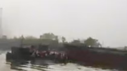 Tàu chở hàng đâm vào phà Mây Hải Dương, nhiều hành khách nhảy sông
