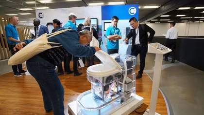 Cận cảnh nhà vệ sinh của Tỷ phú Bill Gates không dội nước, nhờ giun hủy chất thải