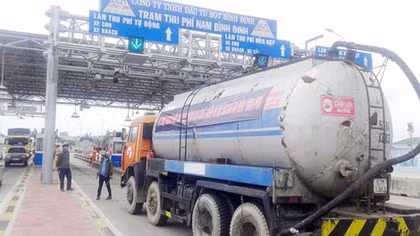 Đưa xe bồn vào đậu trong trạm thu phí trên quốc lộ 1A để…đòi nợ
