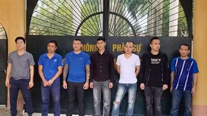 Truy tố 11 đối tượng cho vay nặng lãi, hành hung nạn nhân