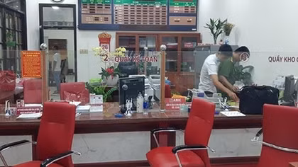 Táo tợn bịt mặt xông vào cướp ngân hàng 