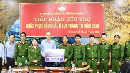 Chia sẻ khó khăn, ấm áp tình đồng chí đồng đội