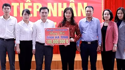 Ấm áp tình người Bưu điện trong bão lũ