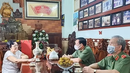 Thứ trưởng Lê Tấn Tới thăm gia đình các đồng chí nguyên lãnh đạo Bộ Công an