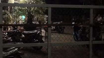 Ngoài khóa cửa phòng dịch, trong đánh bạc