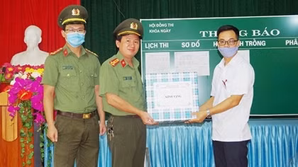 Tặng khẩu trang cho Hội đồng thi trường THPT A Phủ Lý