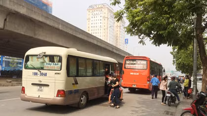 Bến “cóc” tại Hà Nội vẫn nhởn nhơ đón khách!