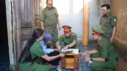 Công an Đắk G’long đến tận nhà dân cấp CMND 