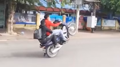 Xử phạt nam thanh niên lái xe máy bằng 1 bánh 