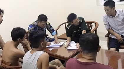 Tàu chở cát bất ngờ gãy làm đôi 