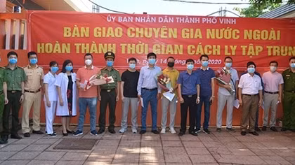 Hết hạn cách ly tập trung, 8 chuyên gia nước ngoài trở lại làm việc