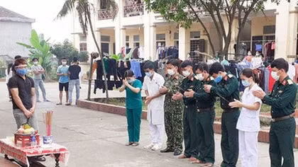 Lập bàn thờ tại khu cách ly khi nghe tin bố mất