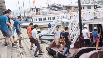 Nhiều điểm vui chơi "quá tải" trong ngày lễ
