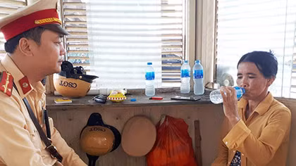 CSGT giúp người phụ nữ nghèo lên Hà Nội tìm việc bị trộm tài sản