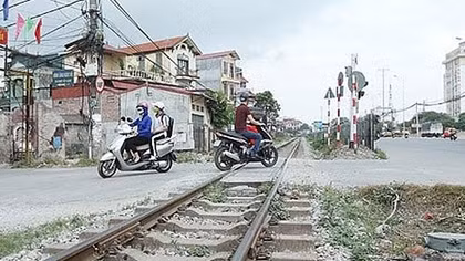 Tổng rà soát, xử lý dứt điểm lối đi tự mở qua đường sắt