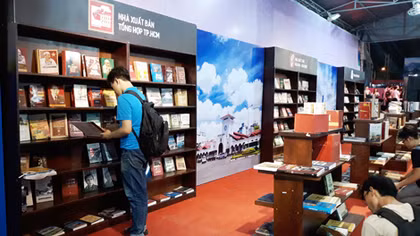 Sách Việt ra thế giới: Không thể “tự bơi”
