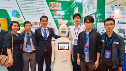 Robot “made in Việt Nam” phục vụ trong bệnh viện, siêu thị