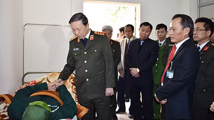 Bộ trưởng Tô Lâm thăm và tặng quà các thương bệnh binh tại Nho Quan