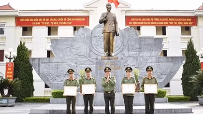 Trao thưởng cho 14 lượt tập thể, 54 cá nhân có thành tích xuất sắc
