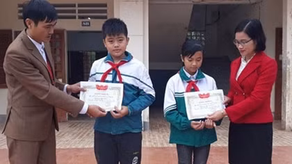 Hai học sinh lớp 7 nhặt được ví tiền trả lại người đánh rơi