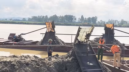 Kiên quyết xử lý tình trạng khai thác cát, sỏi trái phép