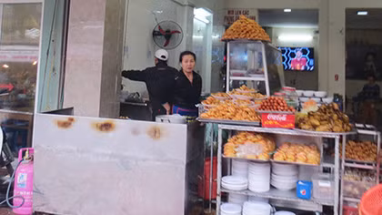 Khó xử phạt thức ăn đường phố “bẩn”