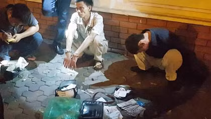 2 thanh niên xăm trổ giấu heroin trong gói thuốc lào