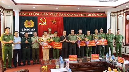 Khen thưởng các đơn vị khám phá vụ vận chuyển 20 bánh heroin