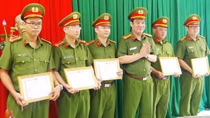 Khen thưởng tập thể, cá nhân có thành tích trong điều tra, truy bắt tội phạm