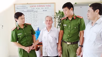 Giúp đỡ cụ ông về với gia đình