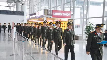 Những chiến sĩ đón Tết trên đường băng