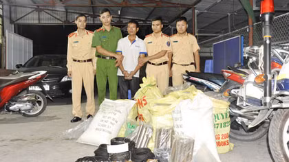 CSGT bắt đối tượng vận chuyển gần 300kg thuốc nổ