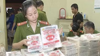 Ôtô tải chở 1 tấn bột ngọt mang nhãn hiệu Trung Quốc