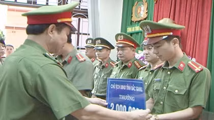 Trao thưởng cho cán bộ, chiến sĩ điều tra vụ đào hầm trộm tài sản hơn 3,8 tỷ đồng