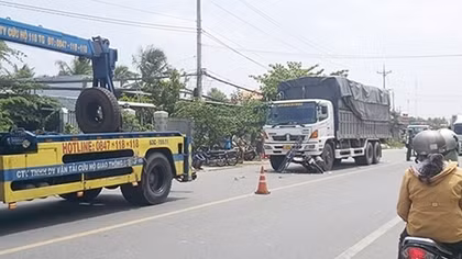 Xe máy va chạm với xe tải trên QL50, một phụ nữ tử vong