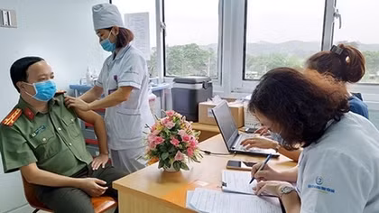 100 CBCS trại giam Hồng Ca được tiêm vaccine COVID –19