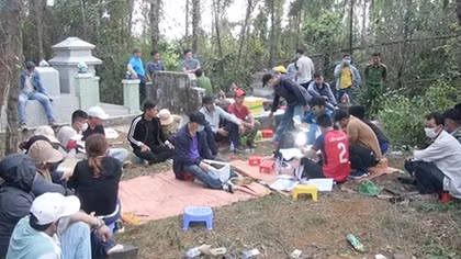 Triệt phá ổ bạc trong nghĩa địa