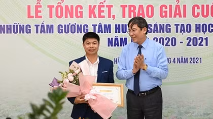 Trao giải cuộc thi “Những tấm gương tâm huyết, sáng tạo học tập và làm theo lời Bác” lần thứ IV