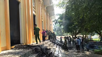Công an nỗ lực dập lửa đám cháy ở nhà thờ Công giáo 