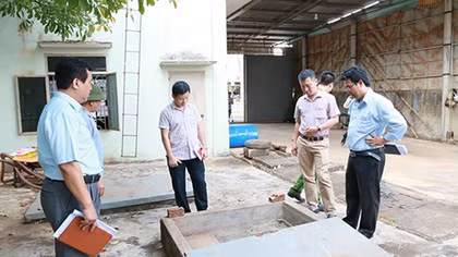 Đoàn kiểm tra thực tế vụ nghi giếng nước nhiễm xăng dầu