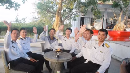 “Cột mốc sống” giữa trùng khơi