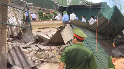 Cảnh sát giải cứu người đàn ông trong căn nhà bị sập