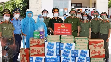  Tặng quà cho chốt kiểm dịch phía Nam của tỉnh Quảng Bình