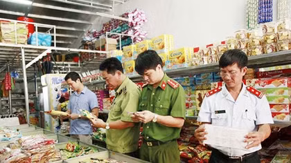 Lực lượng chức năng kiểm tra về an toàn thực phẩm trên địa bàn TP Hà Nội.