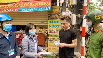 Ra quân lập chốt xử phạt người dân ra đường không đeo khẩu trang