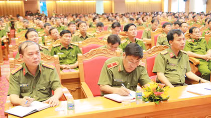 Lãnh đạo chủ chốt nghe báo cáo về tình hình thời sự 