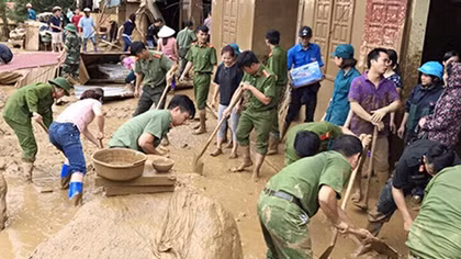 Qua gian khó, tỏ lòng người 