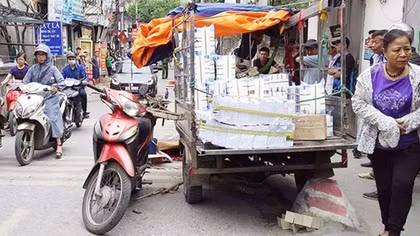 Va chạm với xe ba gác, người đàn ông điều khiển xe máy bị giấy rơi đè tử vong