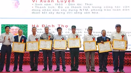 Tuyên dương người có uy tín tiêu biểu vùng đồng bào DTTS
