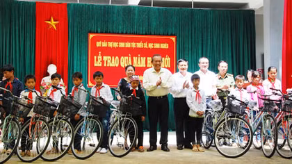 Tặng xe đạp và quà cho học sinh hiếu học Bản Giang